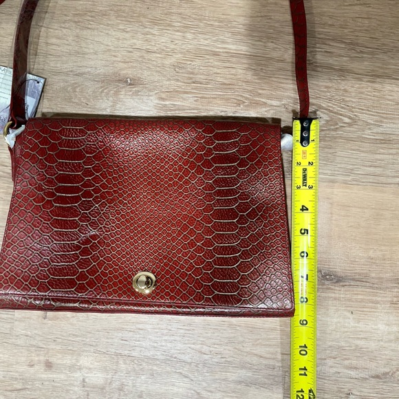 NEW HOBO International Red Croc Embossed Crossbody - Picture 10 of 10